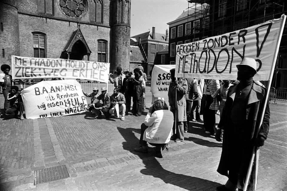 Op de spandoeken staat o.a. te lezen Methadon houdt ons ziek - weg ermee, Af, Bestanddeelnr 930-2613