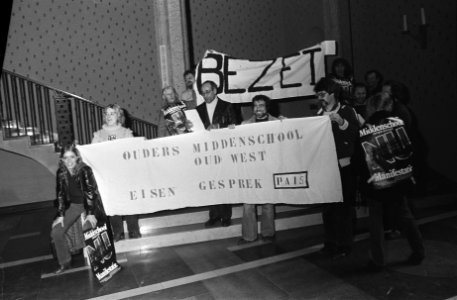 Op de spandoeken staat o.a. Ouders middenschool Oud-West eisen gesprek Pais, Bestanddeelnr 930-1783