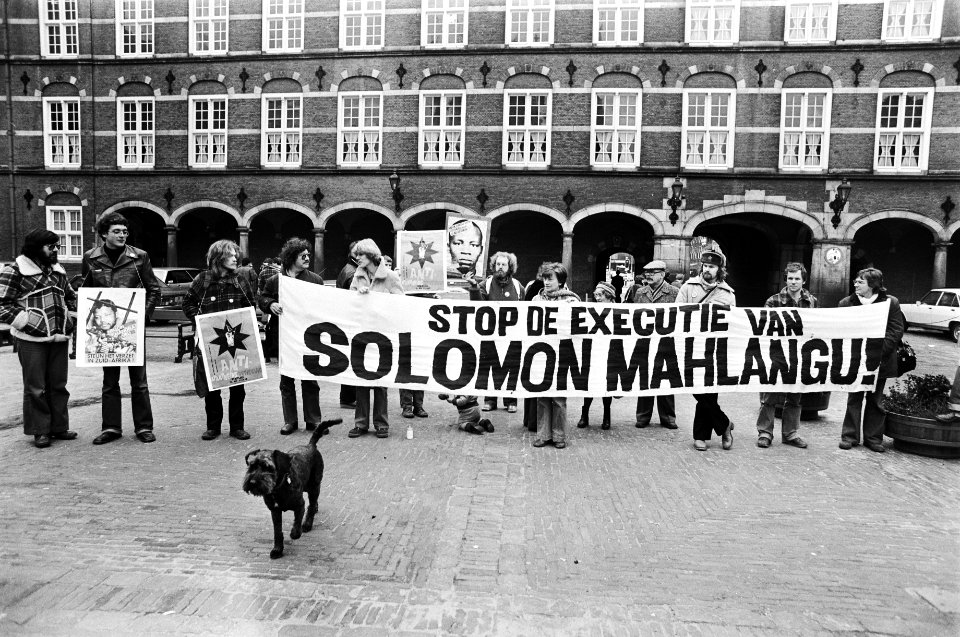Op een spandoek staat te lezen Stop de executie van Solomon Mahlangu, Bestanddeelnr 930-2026