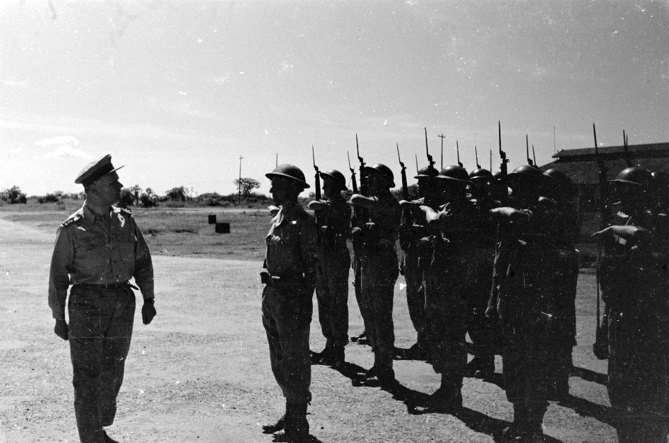 Op een vliegveld inspecteer generaal Kruls de erewacht, Bestanddeelnr 5033