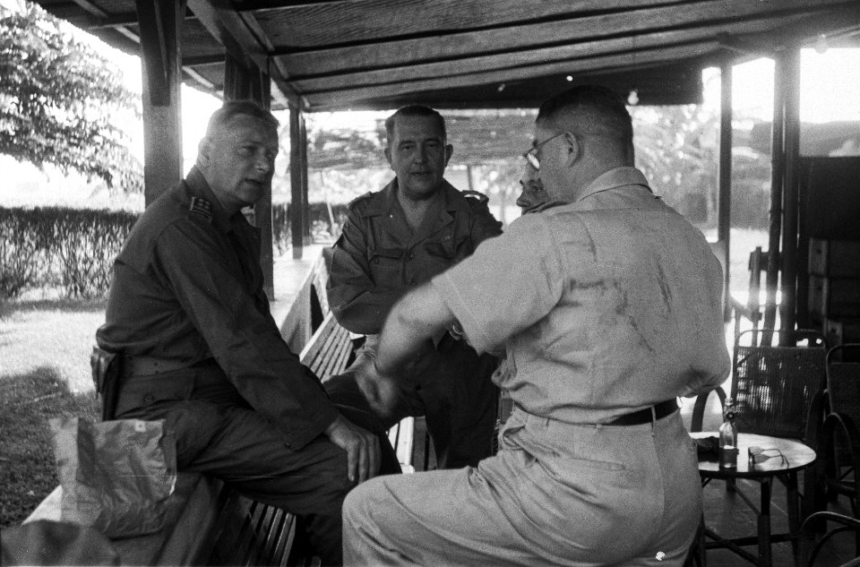 Op het vliegveld Kali Banteng te Semarang. van links naar rechts generaal S.H. S, Bestanddeelnr 5477