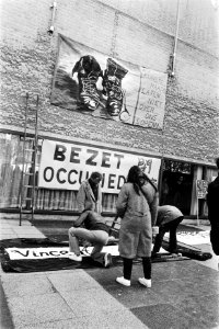 Op de gevel worden spandoeken en schilderijen aangebracht, Bestanddeelnr 932-5051