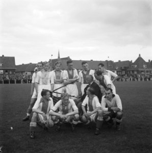 Op het voetbalterrein van De Volewijckers aan het Mosveld werden 14 invalidenwa…, Bestanddeelnr 901-9056