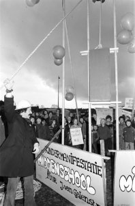 Op de spandoeken o.a. de teksten Middenschool nu en Kindermanifestatie midd…, Bestanddeelnr 930-1781