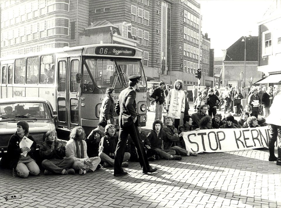 Op de Gedempte Oude Gracht, demonstranten protesteren tegen het openhouden van de kerncentrale in Dodewaard. Aangekocht in 1982 van fotograaf C. de Boer. - Negatiefnummer 20534 k 12 A. - Gep, NL-HlmNHA 54012318
