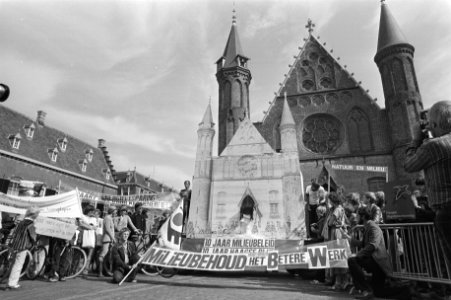 Op de spandoeken o.a. 10 jaar Milieubeleid - 10 jaar ..en Milieubehoud - he, Bestanddeelnr 930-4358