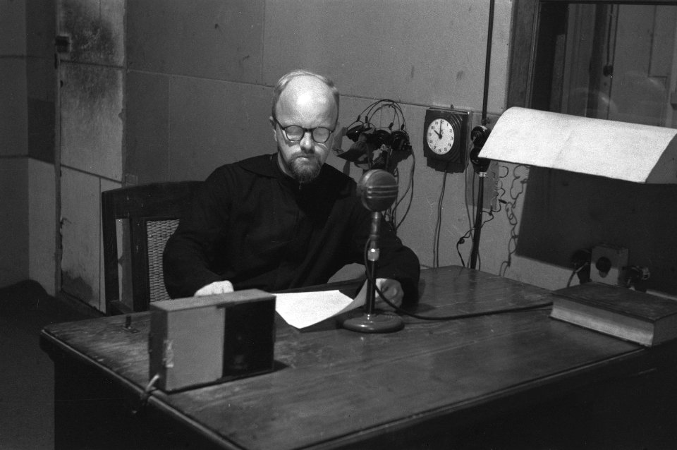Ook Medan heeft een radiostation, waar een groot deel van de zendtijd voor de mi, Bestanddeelnr 2205