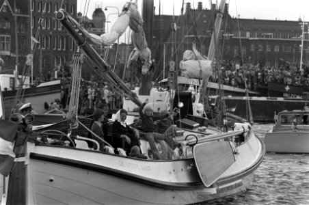 Op de Groene Draeck varen vlnr prins Claus en prinses Beatrix, Bestanddeelnr 928-1047