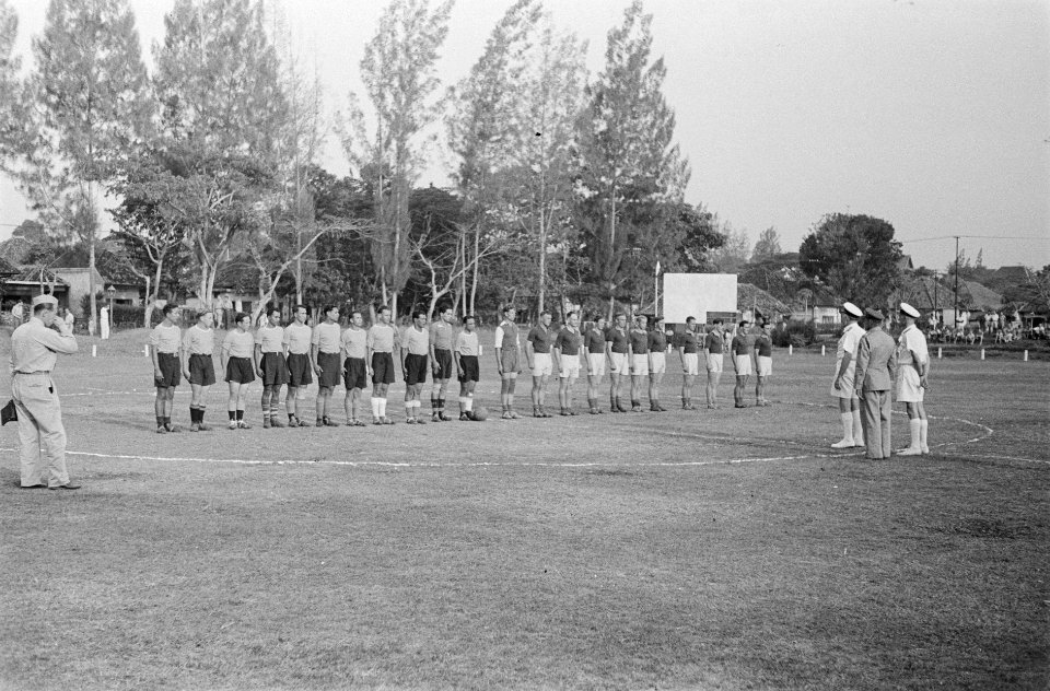 Op het Vios-terrein te Batavia zijn ter gelegenheid van den verjaardag van H.M. , Bestanddeelnr 32-5-4