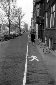 Op het wegdek is met verf een voetpad aangegeven, Bestanddeelnr 926-8337