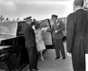 Op de tweede dag brengen koningin Juliana, prins Bernhard en de sjah een bezoek , Bestanddeelnr 910-3829