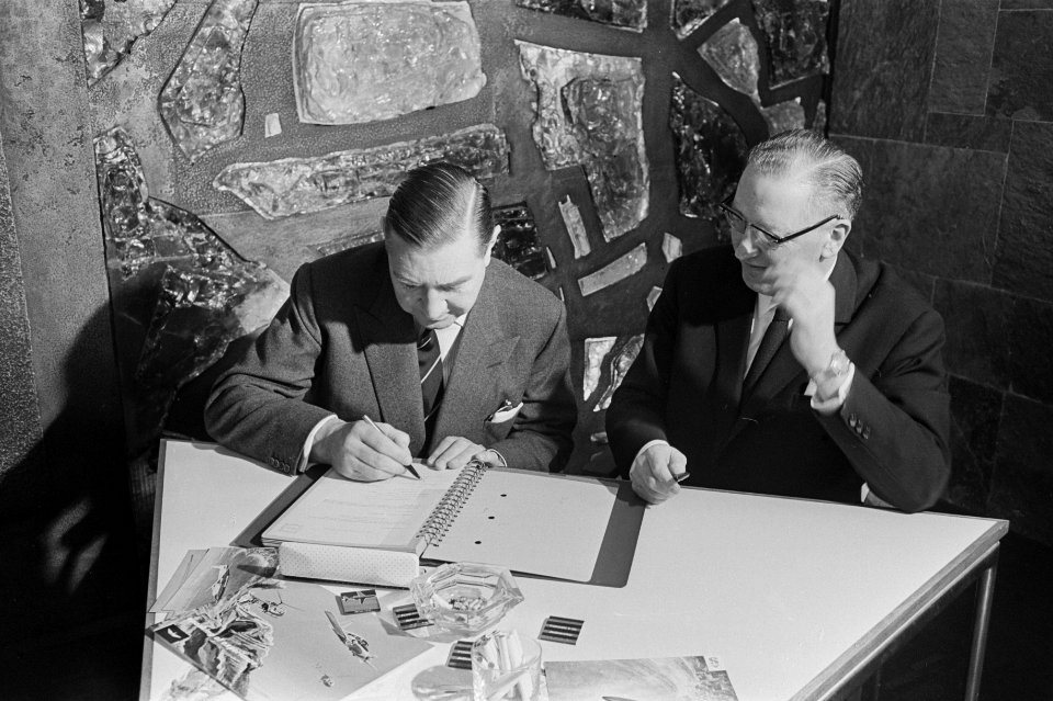 Op de fabriek van Fokker heeft de directeur van Fokker, de heer Diepen (rechts) , Bestanddeelnr 917-6021