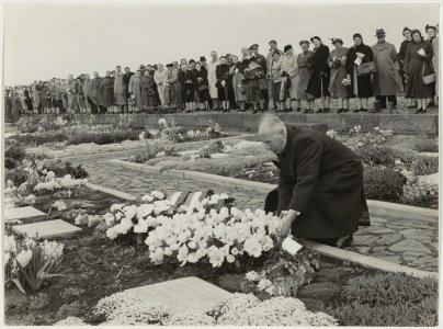 Op de Erebegraafplaats te Overveen heeft de Ver. ExPoGe hun gevallen kameraden herdacht. Kranslegging door Dr.M.J. Prinsen, Commissaris der Koningin in NH. NL-HlmNHA 54011185
