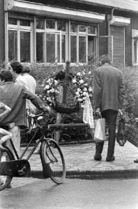 Op de plaats waar Jan Weggelaar is overleden, hangen collega's een krans, Bestanddeelnr 919-2640