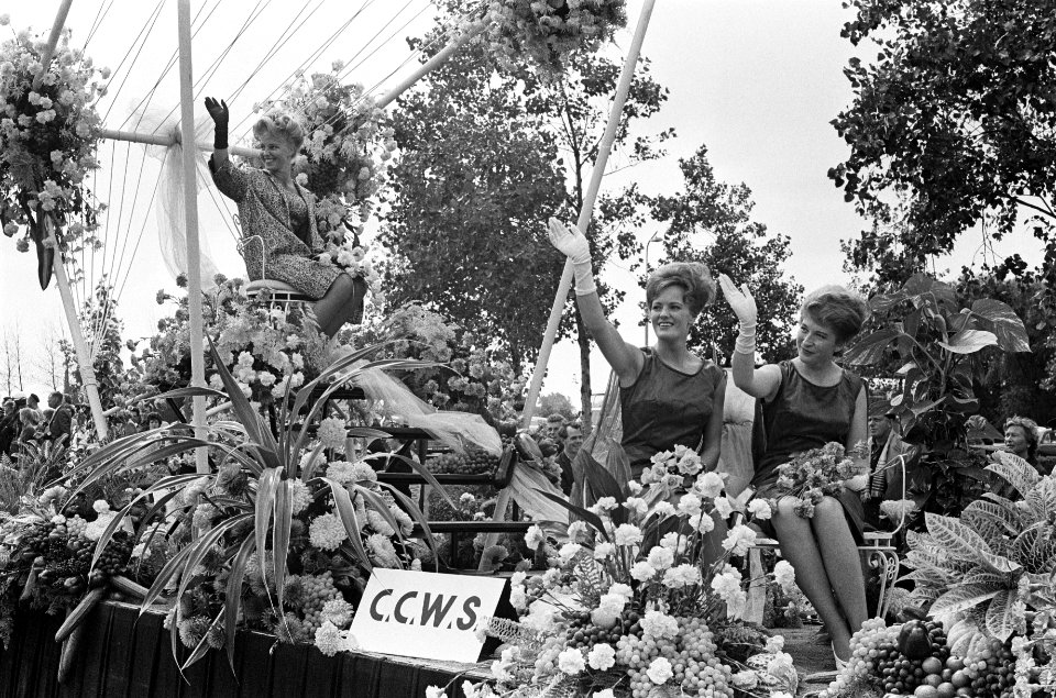 Oogstfeest in Lier Westland De druivenprinses met hofdames of fruitcorso, Bestanddeelnr 915-4883