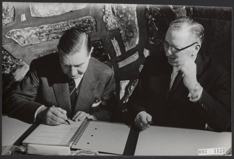 Op de fabriek van Fokker heeft de directeur van Fokker, de heer Diepen (rechts) , Bestanddeelnr 093-1122
