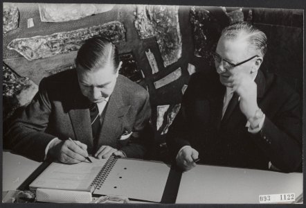 Op de fabriek van Fokker heeft de directeur van Fokker, de heer Diepen (rechts) , Bestanddeelnr 093-1122