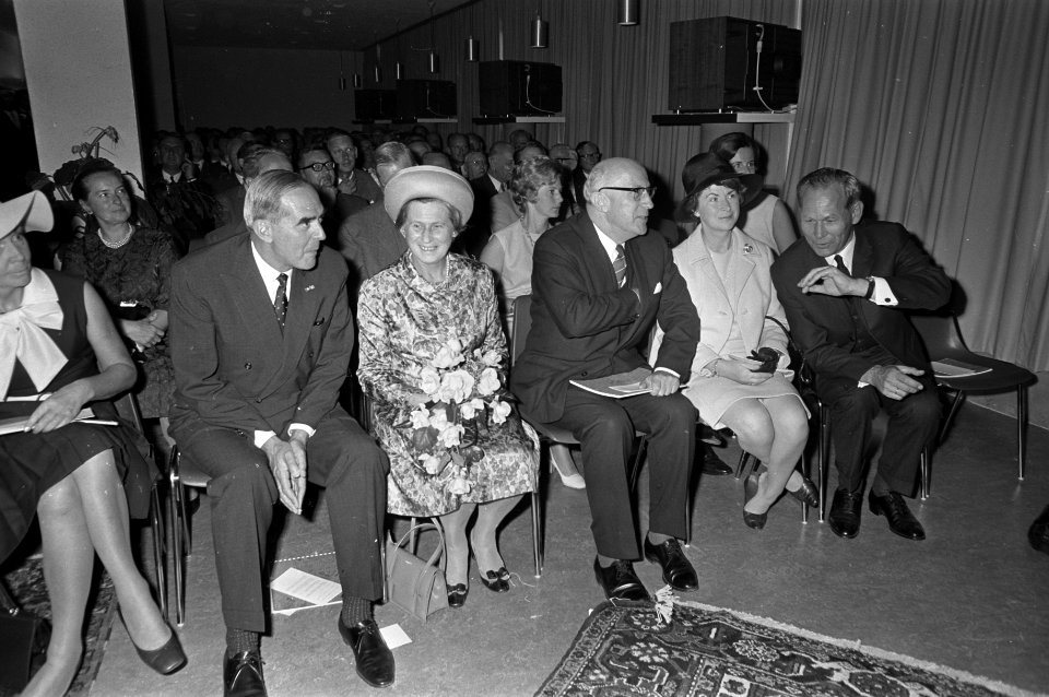Op de eerste rij van genodigden zitten Ir. F. Philips , mw. Samkalden, burgemees, Bestanddeelnr 921-6266