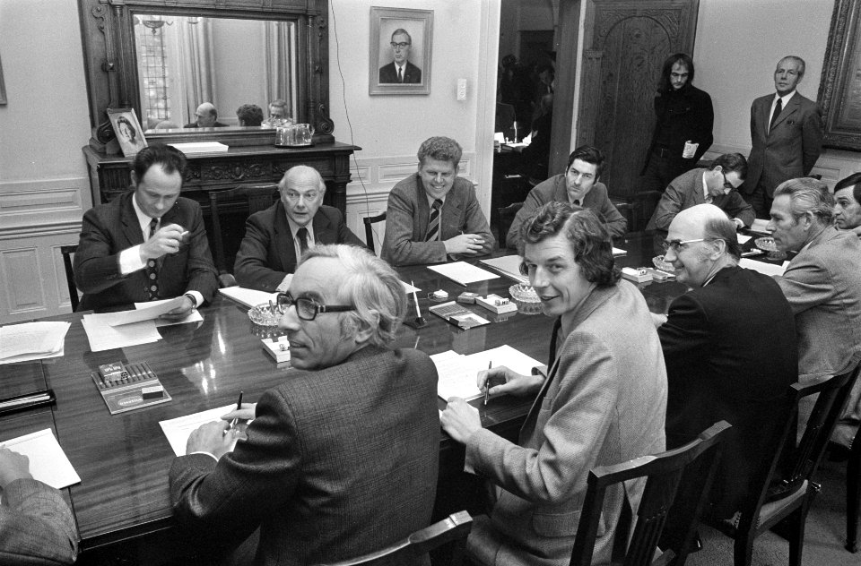 Op de voorgrond v.l.n.r. de heren Lanser (CNV), Kok (NVV), Spit (NKV), De Boon …, Bestanddeelnr 926-7991