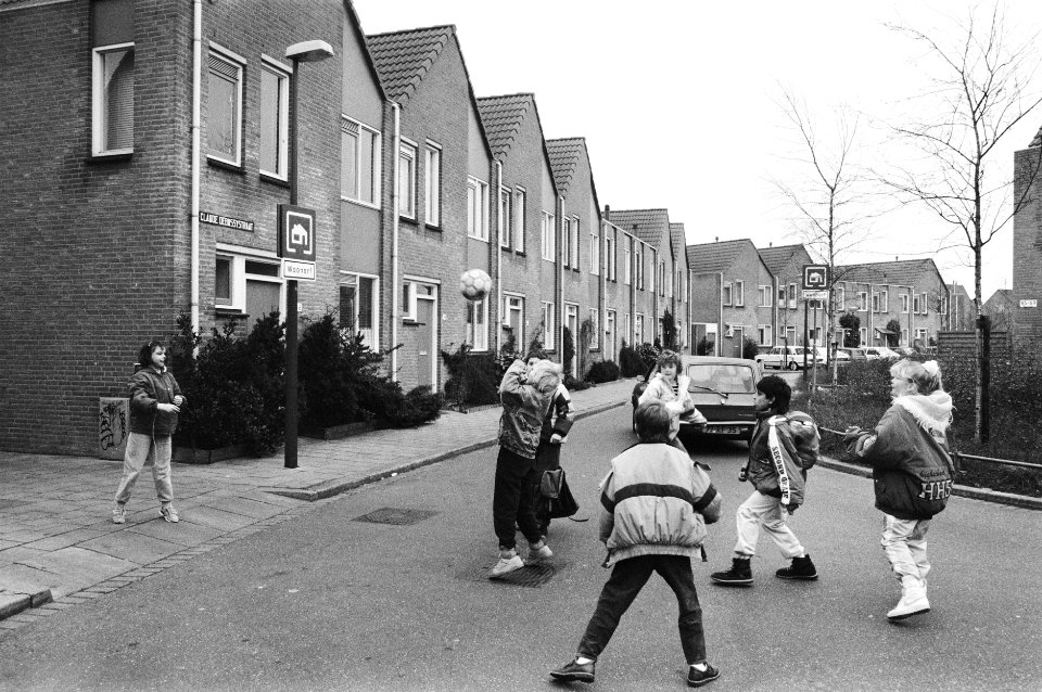 Op de rijweg spelende kinderen, Bestanddeelnr 934-4045