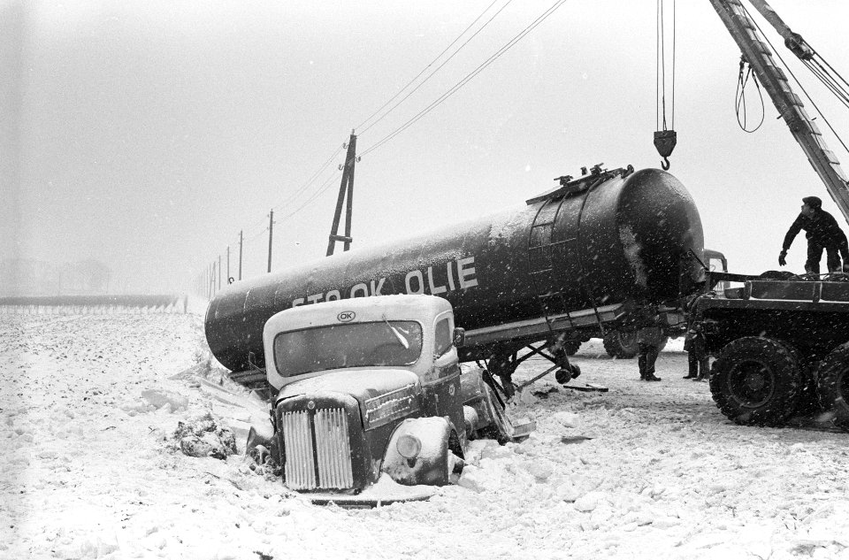 Op de weg Amsterdam-Velsen grote tankwagen door ijzel geslipt, Bestanddeelnr 914-6788