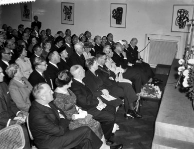Op de voorste rij burgemeester Van Hall, koningin Juliana en prins Bertil, Bestanddeelnr 910-7252