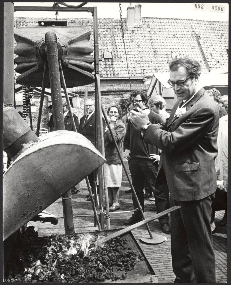 Op de Haarlemse Botermarkt heeft de schrijver Godfried Bomans de 5e Kunstmarkt g, Bestanddeelnr 093-0206
