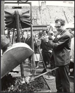 Op de Haarlemse Botermarkt heeft de schrijver Godfried Bomans de 5e Kunstmarkt g, Bestanddeelnr 093-0206