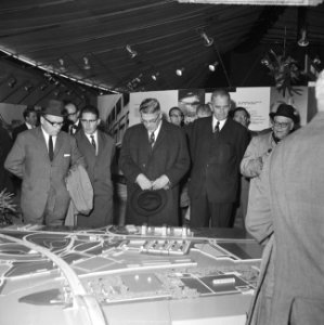Op de voorgrond v.l.n.r. Van Walsum, prof. Oud, achter Van de Berg, mr. Van der , Bestanddeelnr 917-7872