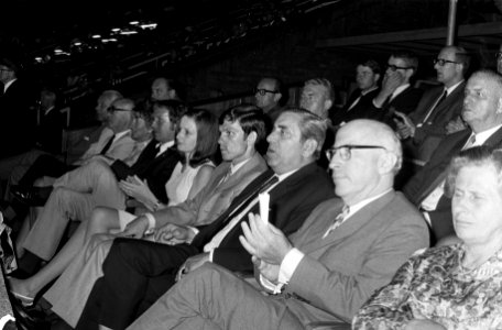 Op de tribune v.r.n.l. burgemeester Ivo Samkalden, Jaap van Praag (voorzitter Aj, Bestanddeelnr 922-6840