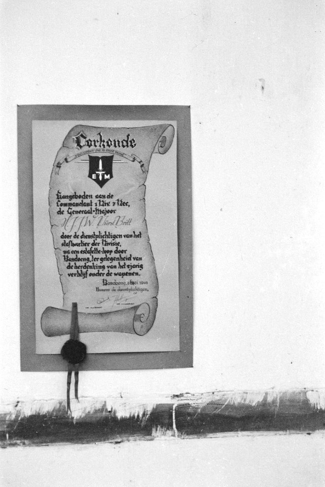 Oorkonde aangeboden aan de Commandant 1e Divisie 7 December generaal-majoor H.J, Bestanddeelnr 1667-2-1