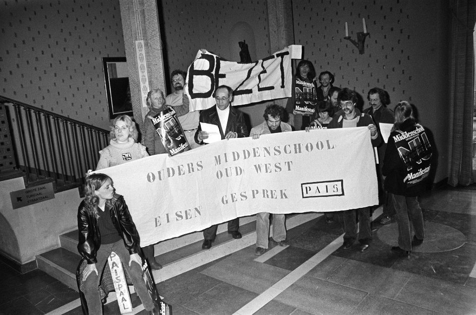 Op de spandoeken staat o.a. Ouders middenschool Oud-West eisen gesprek Pais, Bestanddeelnr 930-1782