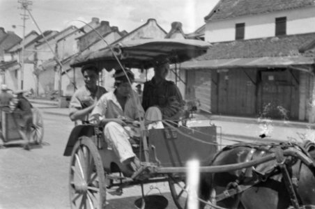 Ook in Salatiga is het leven weer in normale banen teruggekeerd en wordt er op d, Bestanddeelnr 360-5-5