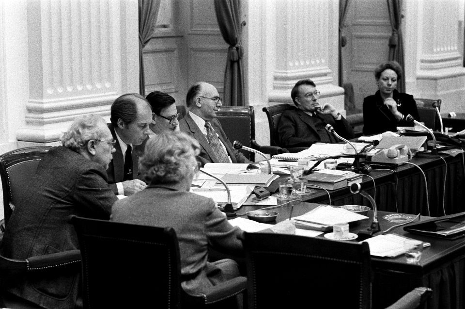 Op de rug Staatssecretaris Veder-Smit (Volksgezondheid en Milieuhygiëne) v.l.n, Bestanddeelnr 930-5699