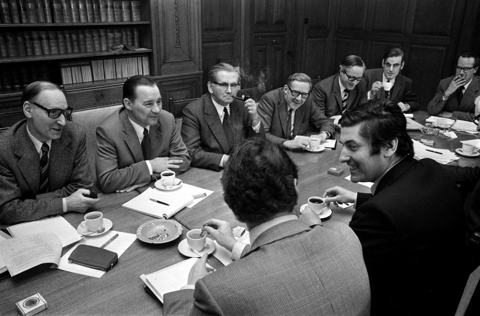 Op de rug gezien minister Lubbers (r) en staatssecretaris Hazekamp, aan de overz, Bestanddeelnr 926-9762