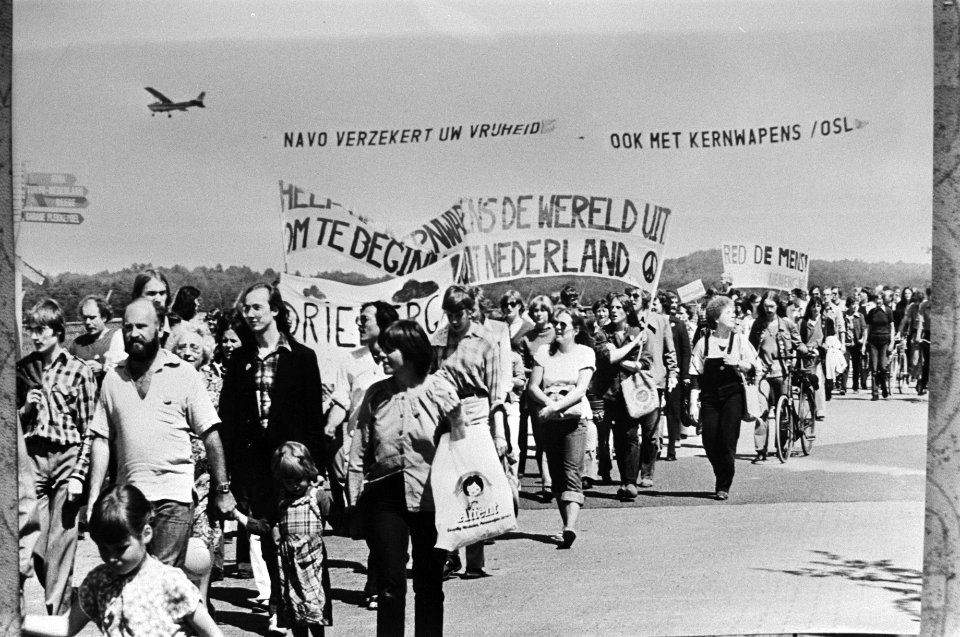 Op de spandoeken staat o.a. Alle kernwapens de wereld uit - om te beginnen uit , Bestanddeelnr 930-2751