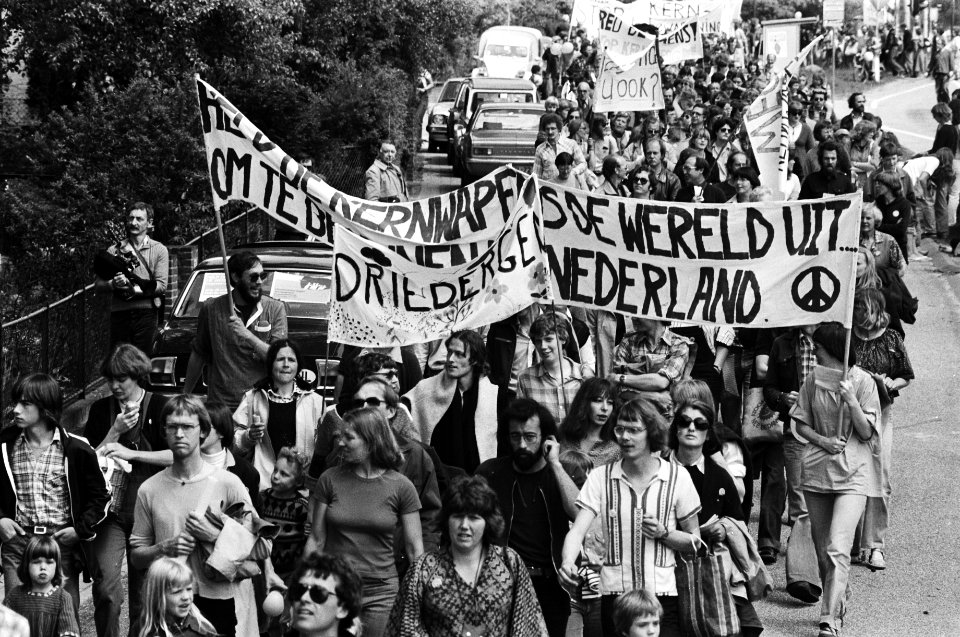 Op de spandoeken staat o.a. Alle kernwapens de wereld uit - om te beginnen uit , Bestanddeelnr 930-2750