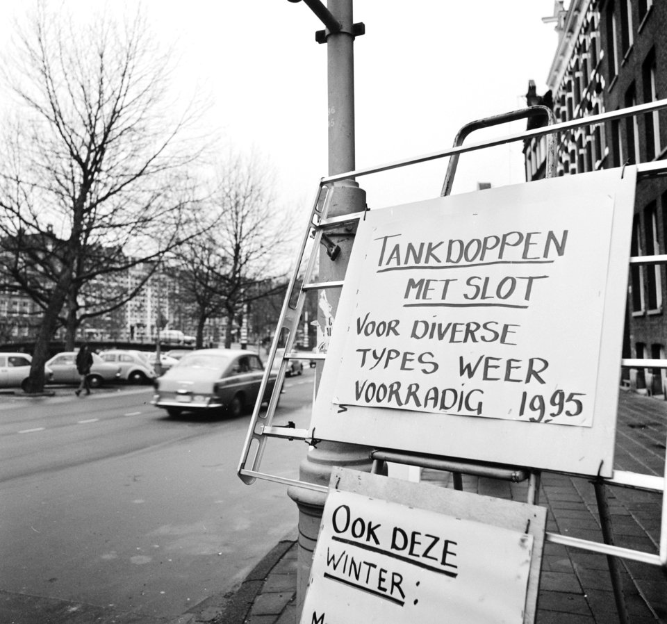 Op een bord wordt aangekondigd, dat er benzinedoppen te koop zij die met een slo, Bestanddeelnr 926-9353