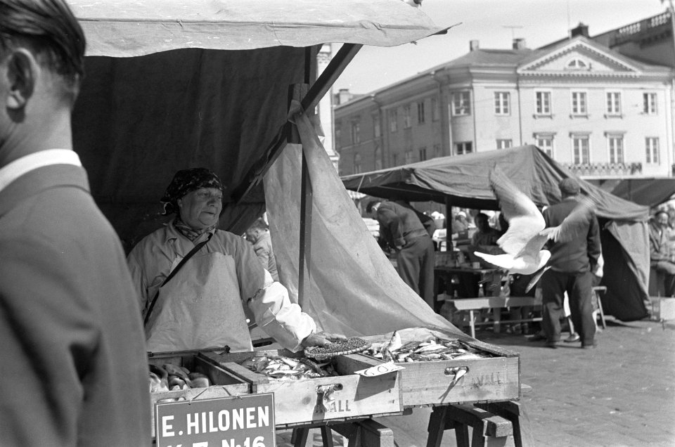 Op de markt in Helsinki een meeuw steelt een vis, Bestanddeelnr 920-4628