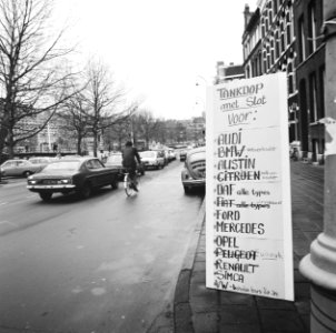 Op een bord wordt aangekondigd, dat er benzinedoppen te koop zij die met een slo, Bestanddeelnr 926-9354