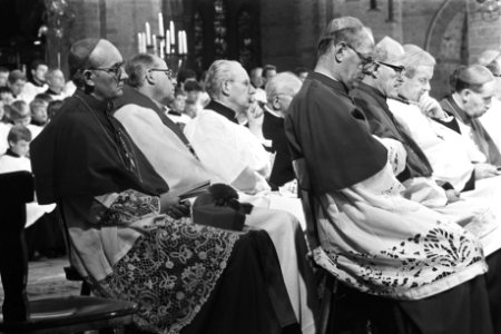 Op de voorgrond links mgr. Bomers en rechts mgr. Simonis, midden achter mgr. Les, Bestanddeelnr 932-7455