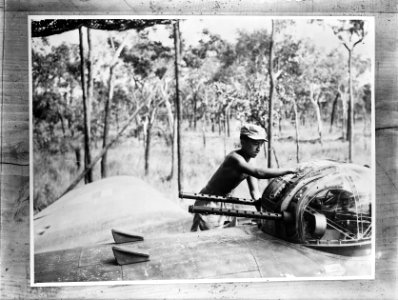 Op een Australische basis wordt een middelzware bommenwerper van de KNIL luchtma, Bestanddeelnr 934-9064