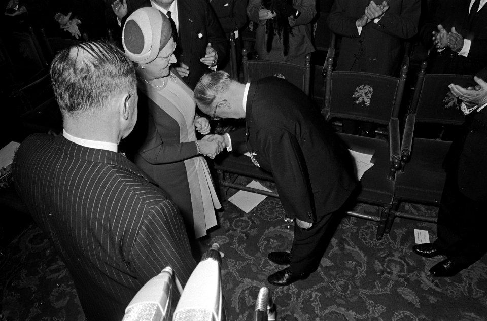 Op de voorgrond minister Luns, koningin Juliana en professor dr. W. Hallstein, Bestanddeelnr 920-8485