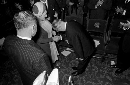 Op de voorgrond minister Luns, koningin Juliana en professor dr. W. Hallstein, Bestanddeelnr 920-8485