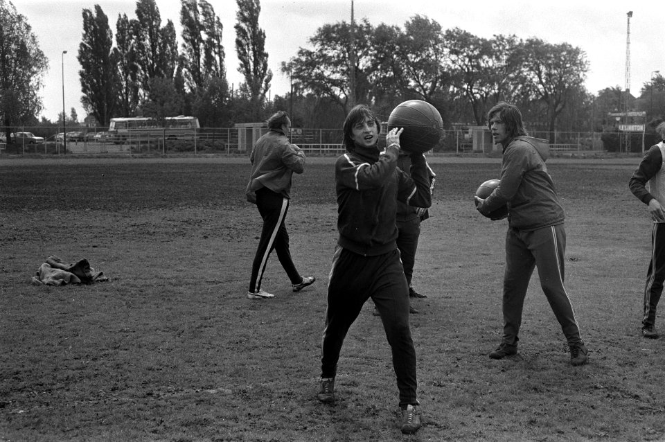 Op de voorgrond Ajax-voetballer Johan Cruijff, Bestanddeelnr 925-6252