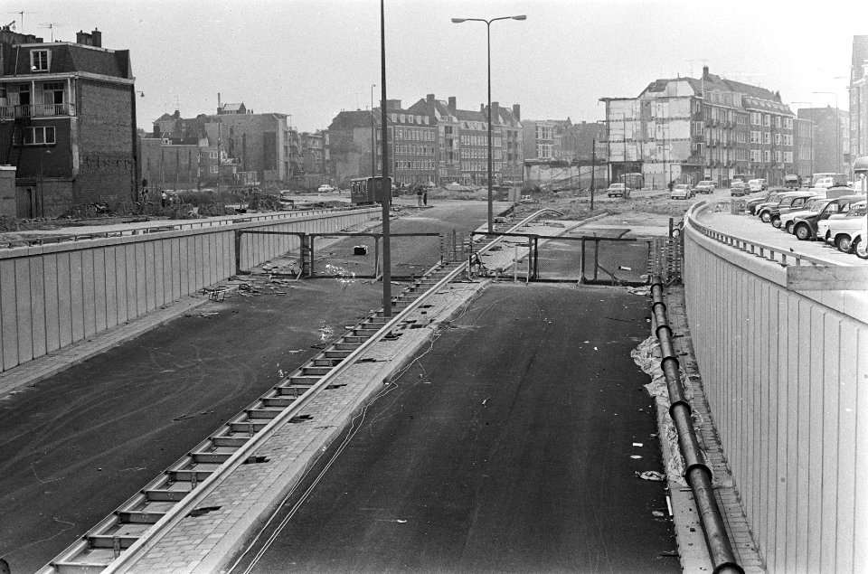 Op de voorgrond de in- en uitgang aan de zuidelijke kant naar de Foliestraat, Bestanddeelnr 921-5773