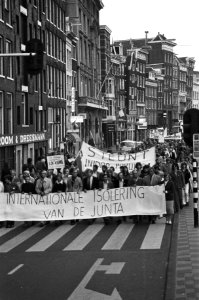 Op de spandoeken o.a. Internationale isolering van de junta, Bestanddeelnr 930-4365