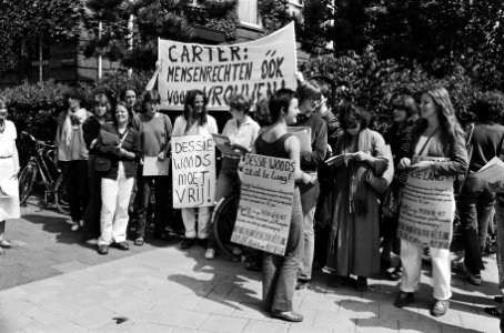Op de spandoeken o.a. CARTER mensenrechten óók voor vrouwen, Dessie Woods moe, Bestanddeelnr 930-3164