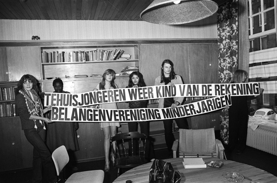Op de spandoeken is oa te lezen Tehuis jongeren weer kind van de rekening en, Bestanddeelnr 930-1701