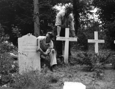 Oorlogsgraven Rusthof Amersfoort. Zerken van Frans kalksteen in plaats van houte, Bestanddeelnr 904-7254